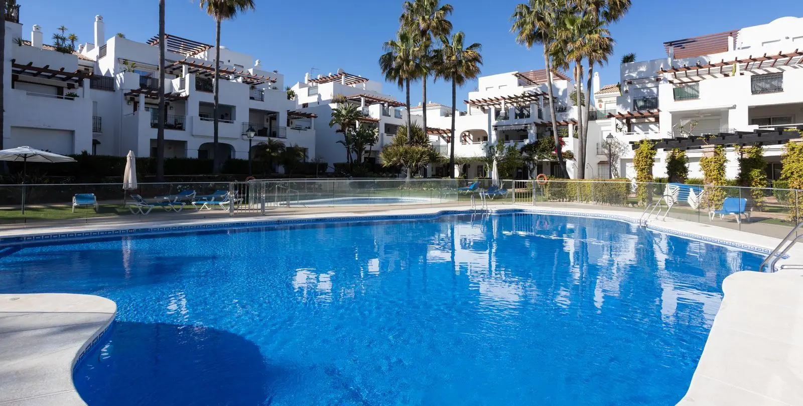 Sale of middle floor apartment in San Pedro de Alcántara 2
