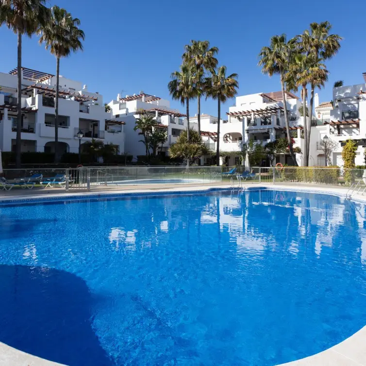 Продажа апартаментов на среднем этаже в San Pedro de Alcántara