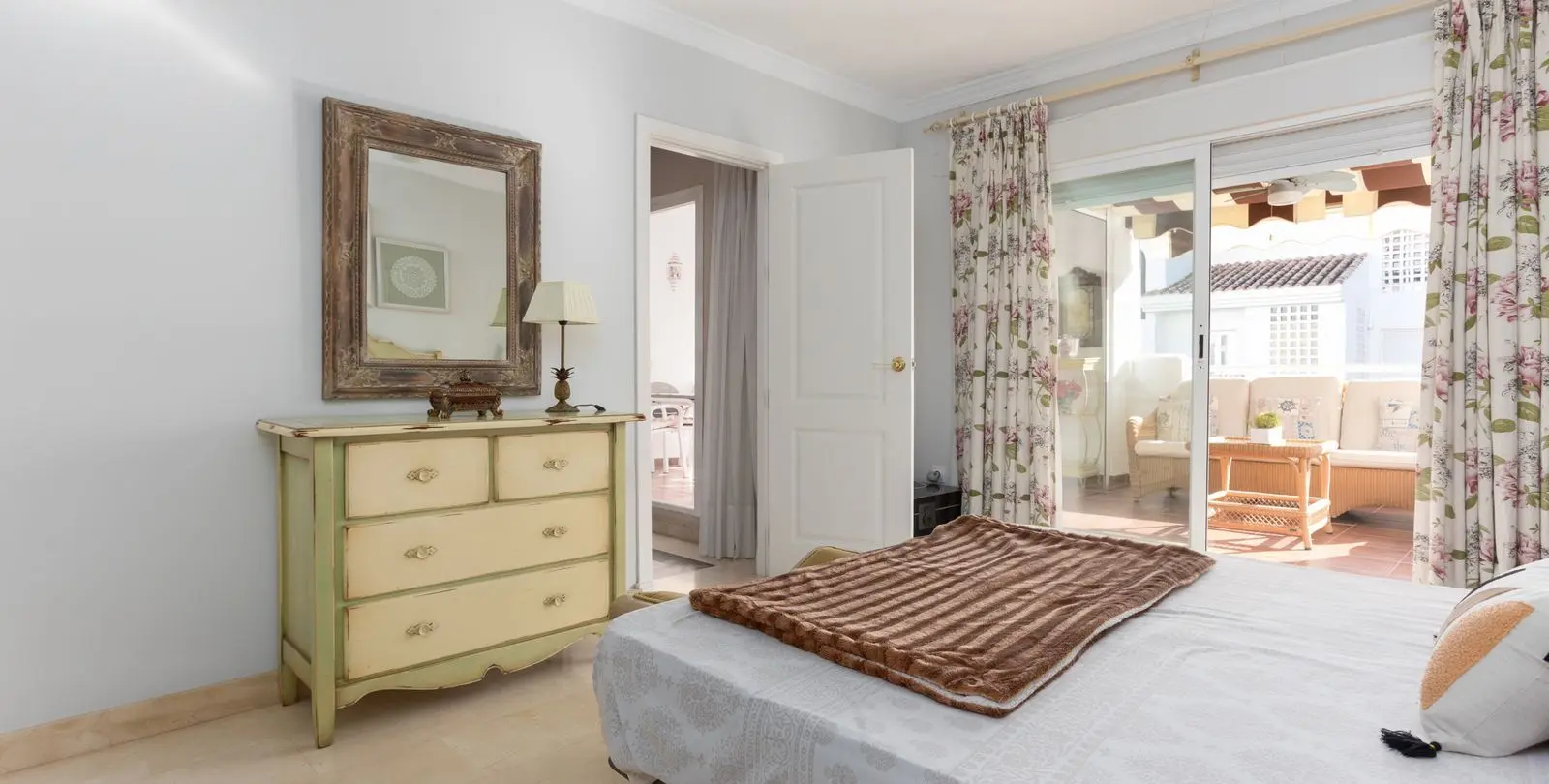 Sale of middle floor apartment in San Pedro de Alcántara 15