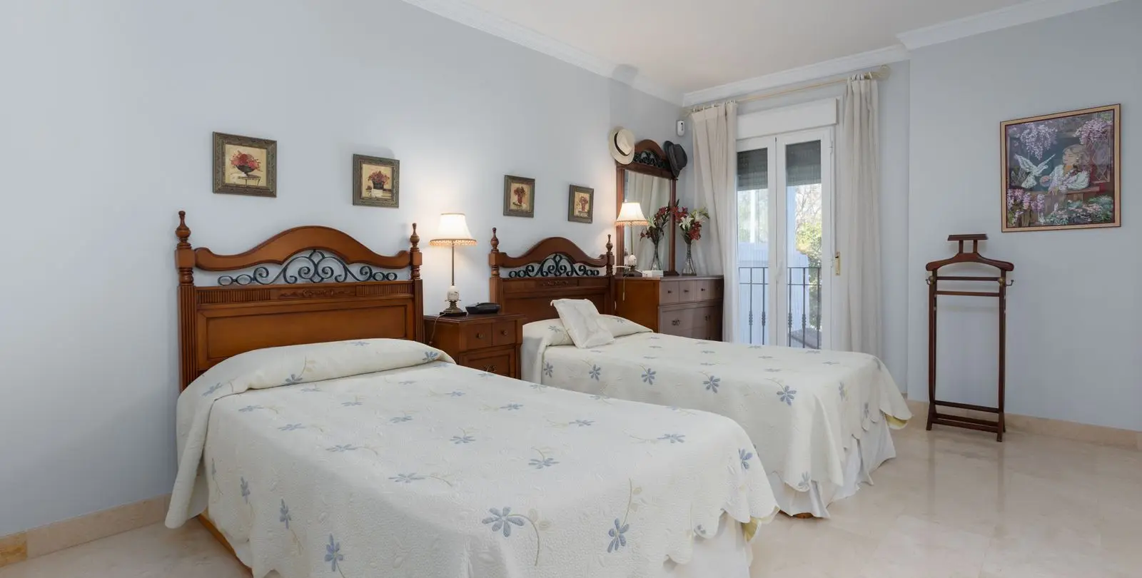 Sale of middle floor apartment in San Pedro de Alcántara 17