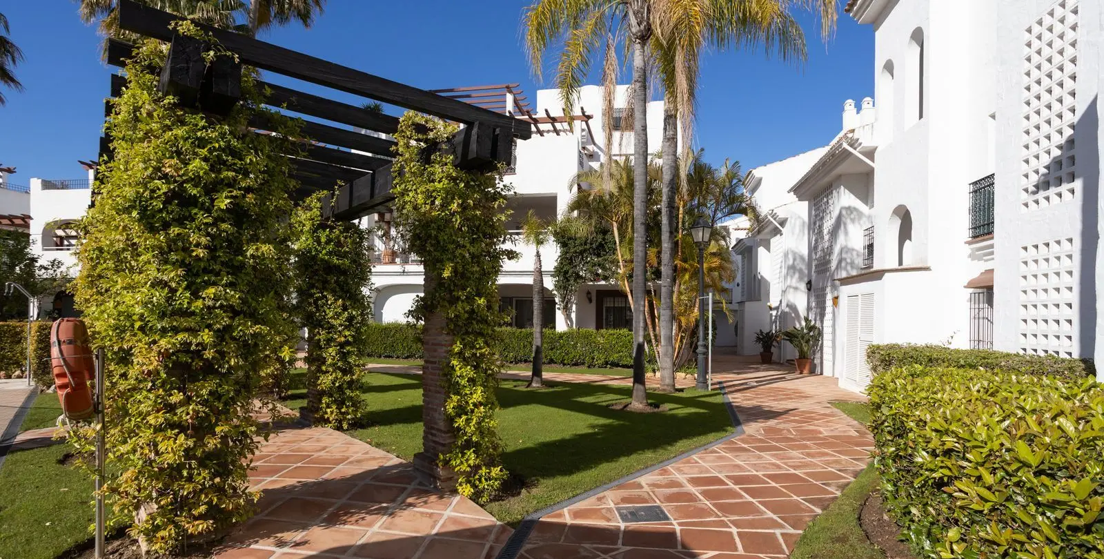 Sale of middle floor apartment in San Pedro de Alcántara 20