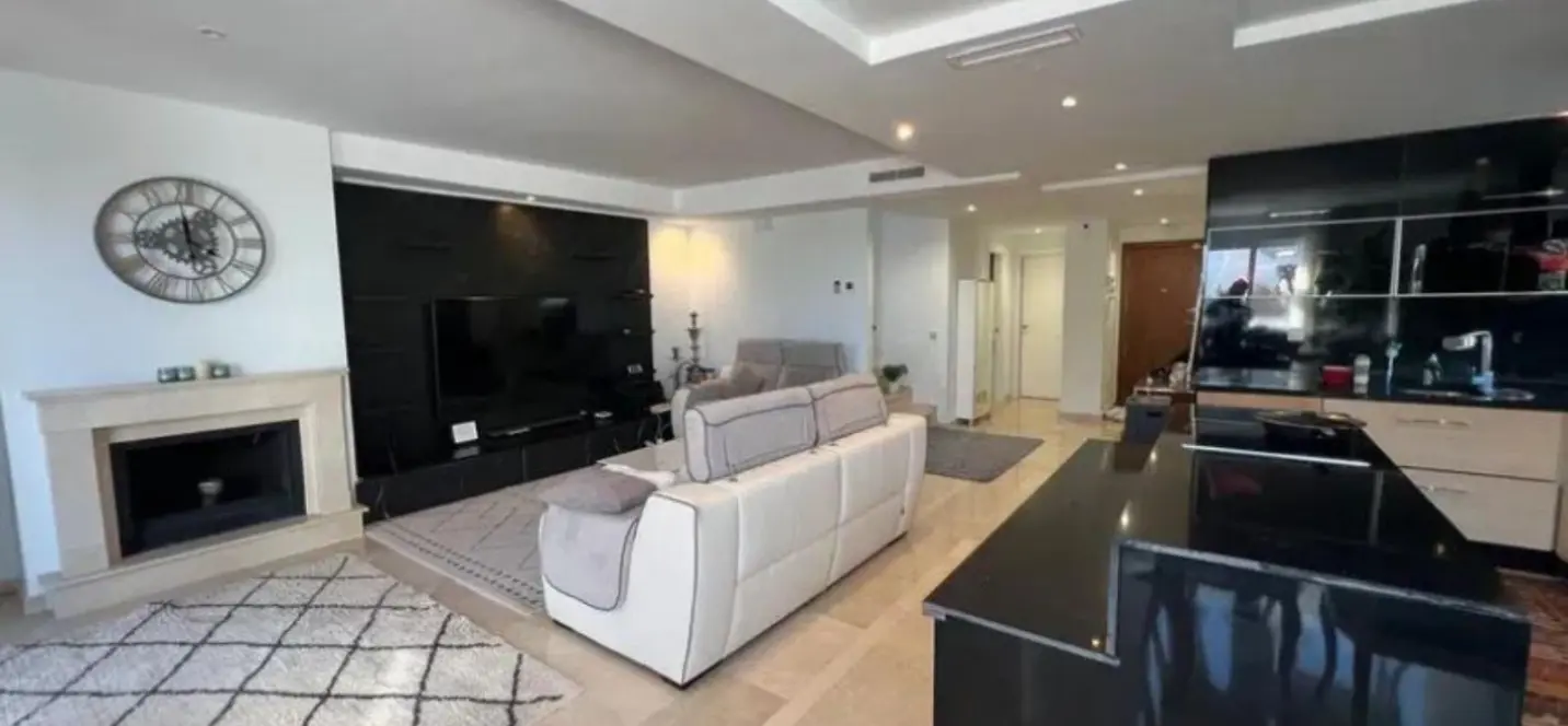 Venta de apartamento en planta media en Nueva Andalucía 1