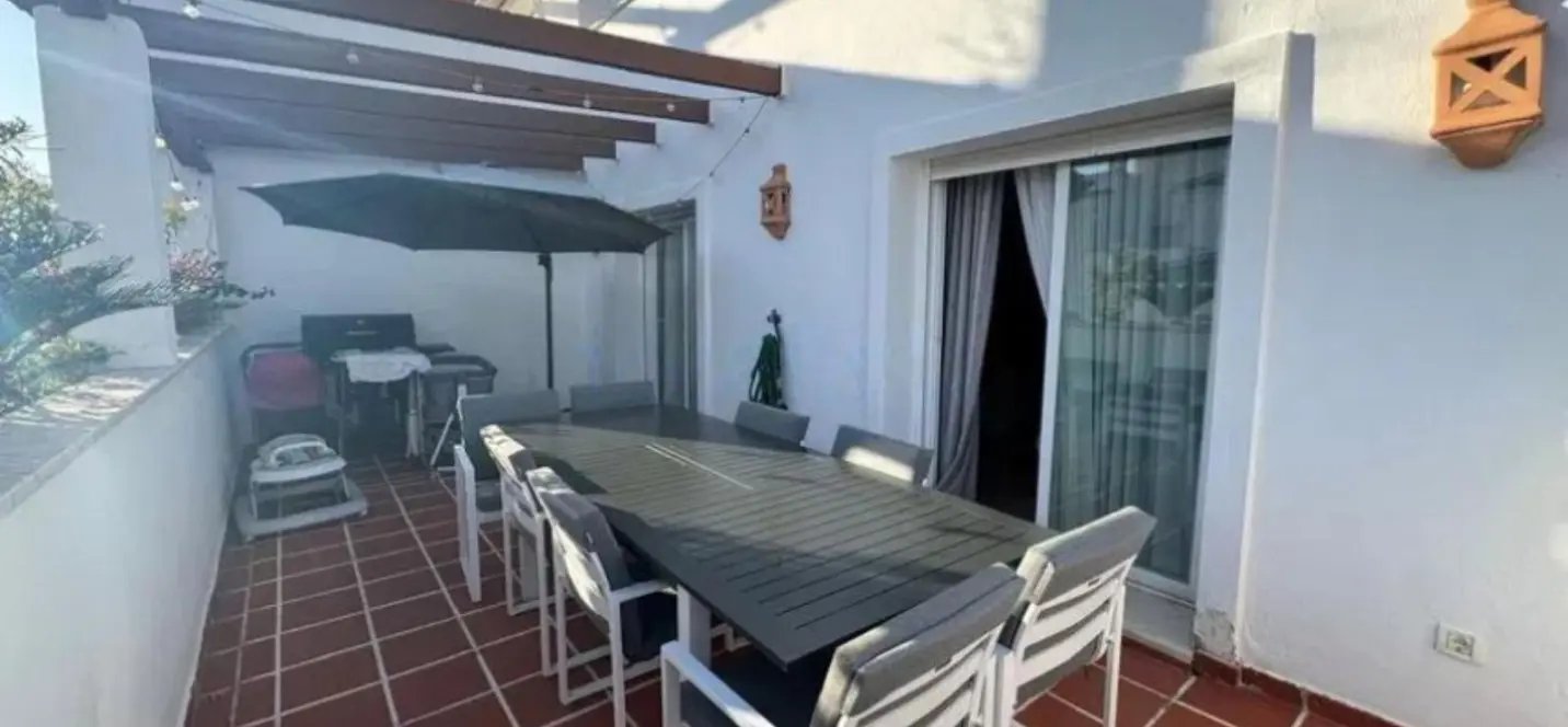 Venta de apartamento en planta media en Nueva Andalucía 2
