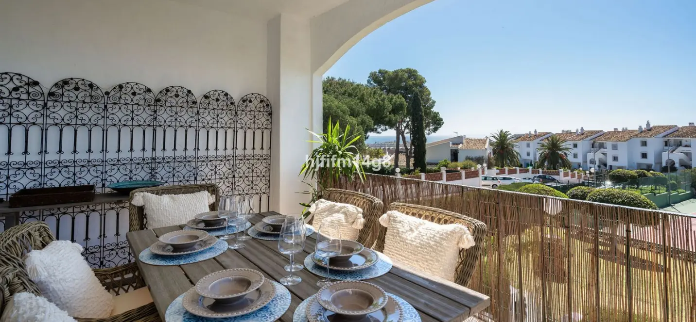 Sale of middle floor apartment in Nueva Andalucía 0