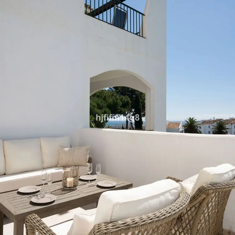 Sale of middle floor apartment in Nueva Andalucía