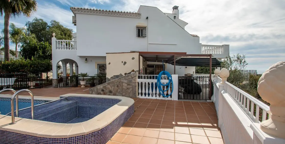 Sale of detached villa in Nerja 14