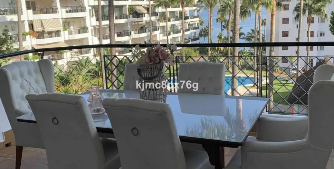 Sale of middle floor apartment in Calahonda 1