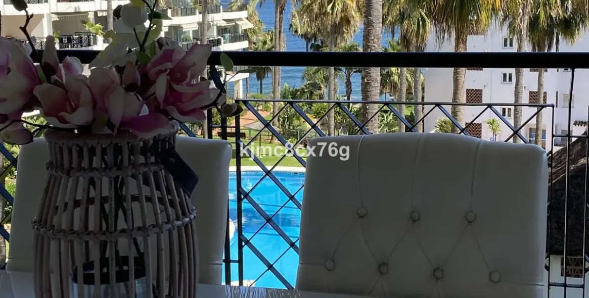 Sale of middle floor apartment in Calahonda 2