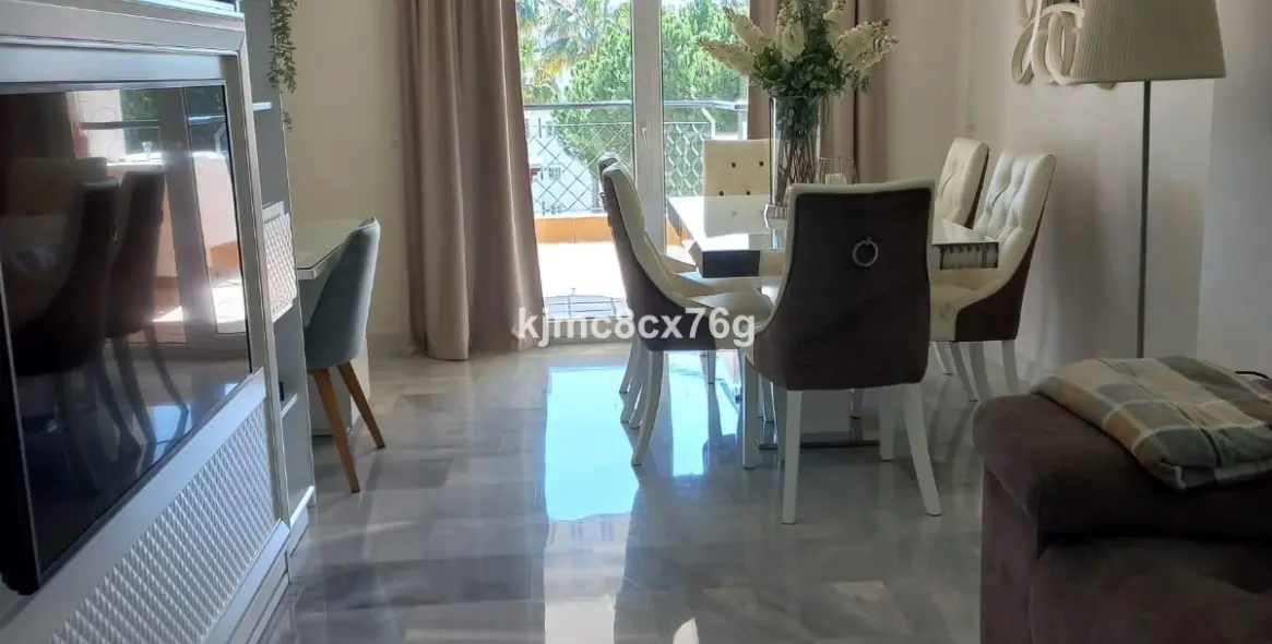 Sale of middle floor apartment in Calahonda 3