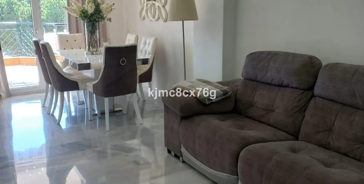Sale of middle floor apartment in Calahonda 6
