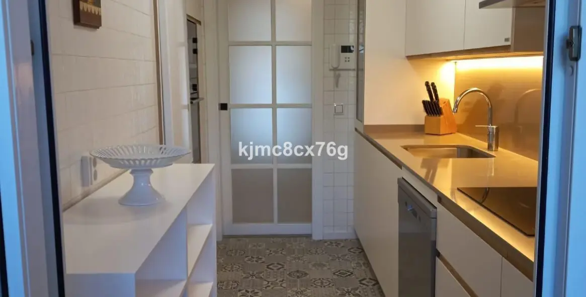 Sale of middle floor apartment in Calahonda 8