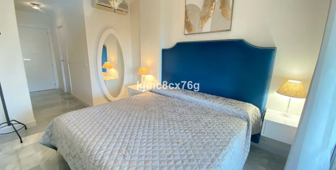 Sale of middle floor apartment in Calahonda 12