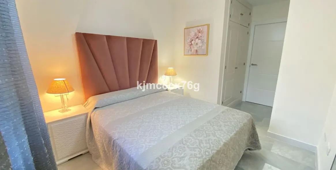 Sale of middle floor apartment in Calahonda 17