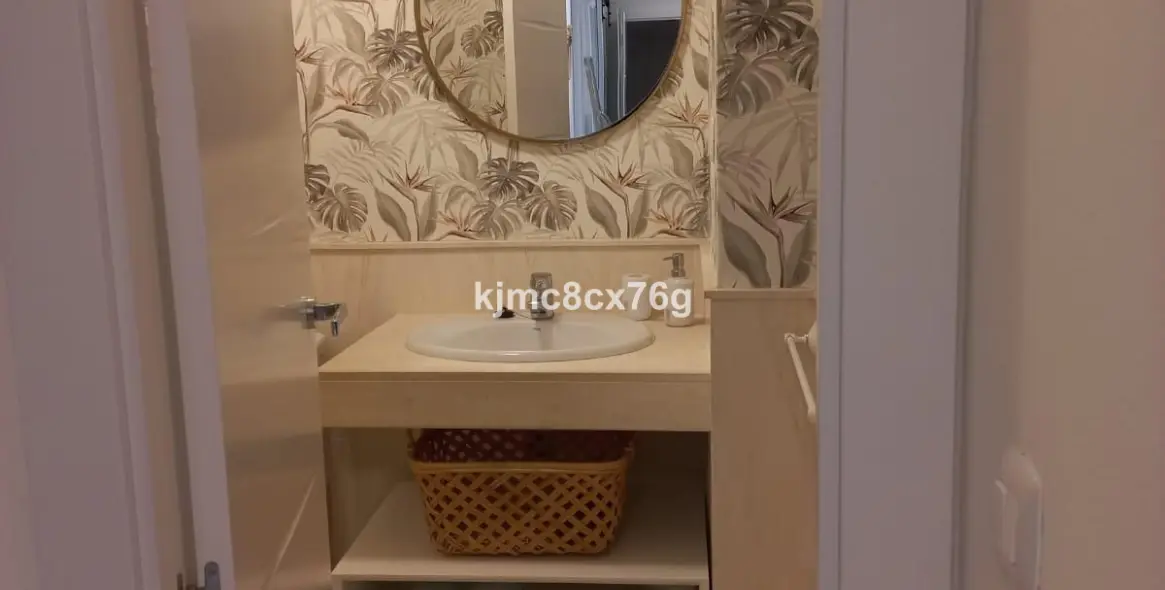 Sale of middle floor apartment in Calahonda 18