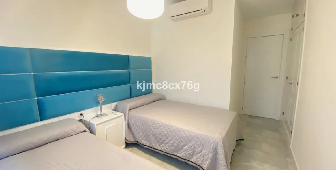 Sale of middle floor apartment in Calahonda 21
