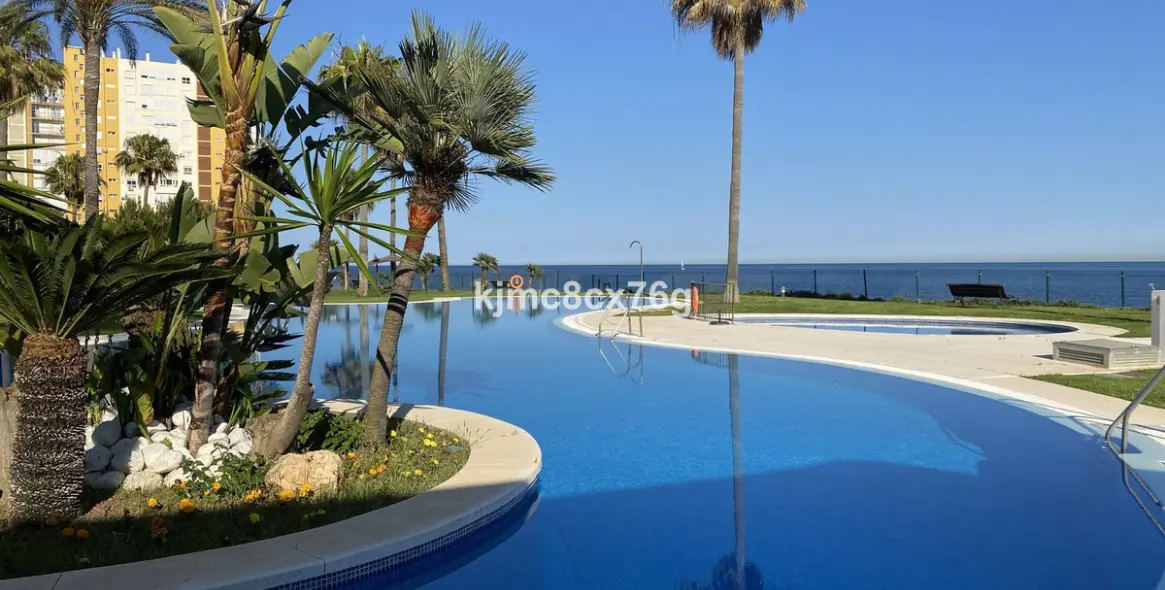 Sale of middle floor apartment in Calahonda 22