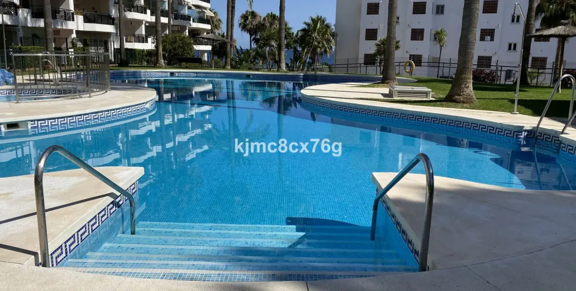 Sale of middle floor apartment in Calahonda 24