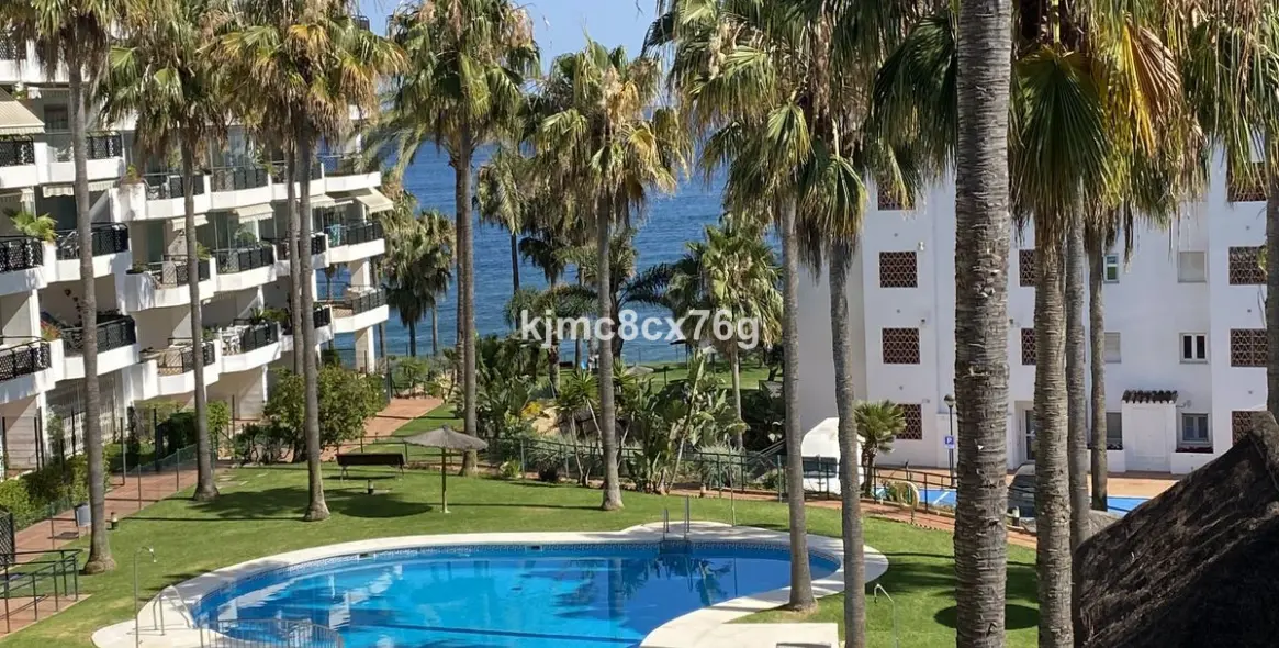 Sale of middle floor apartment in Calahonda 25