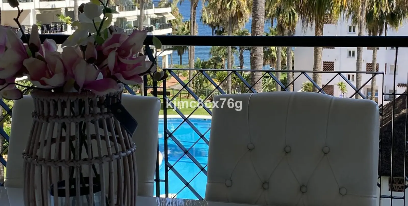 Venta de apartamento en planta media en Calahonda 2