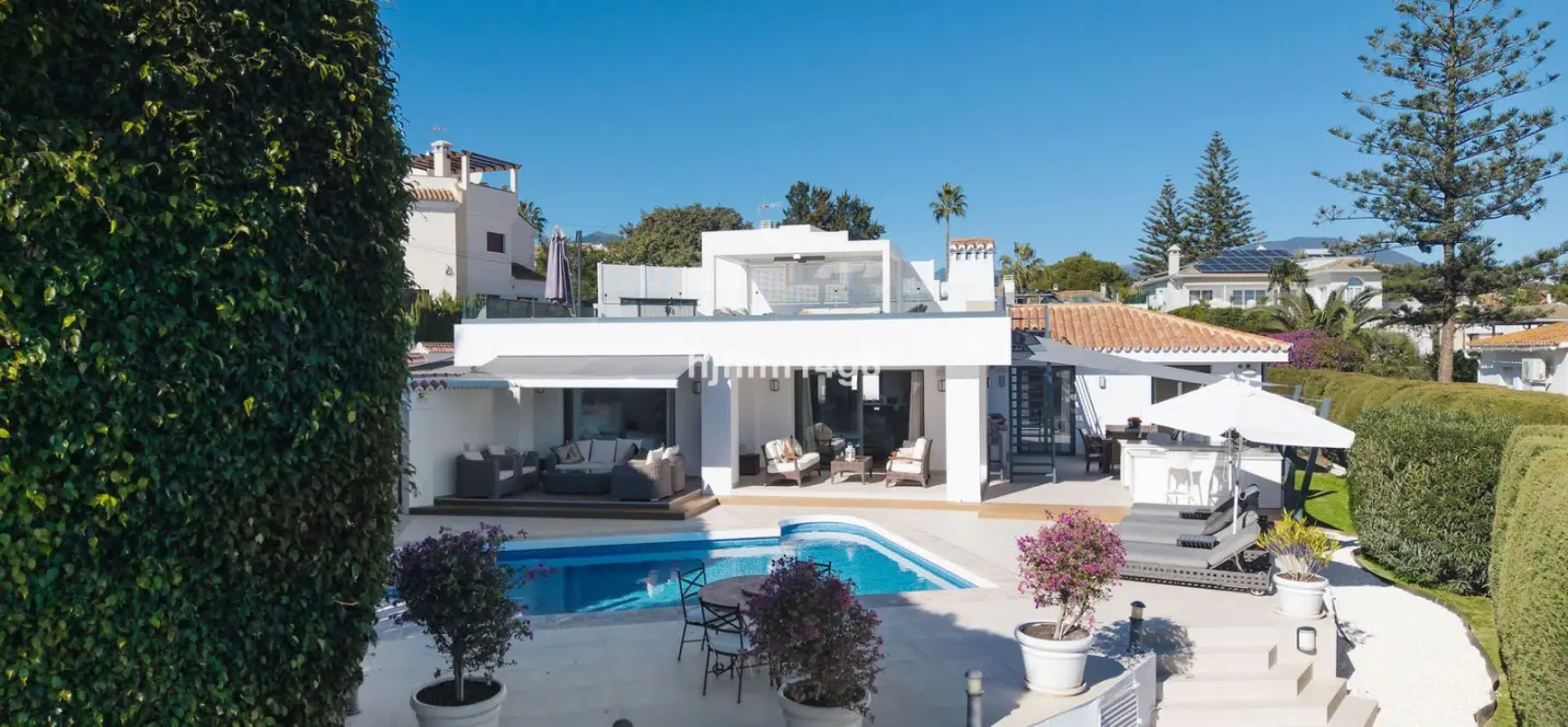 Продажа  отдельно стоящей виллы в Nueva Andalucía 0