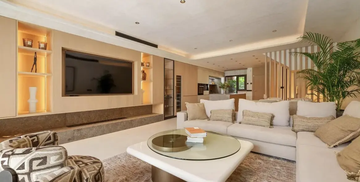 Long-term rent of semi-detached house in The Golden Mile 1