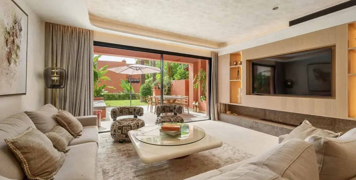 Long-term rent of semi-detached house in The Golden Mile 5
