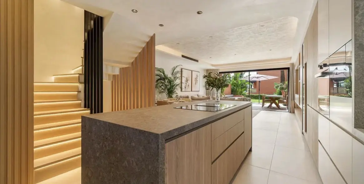 Long-term rent of semi-detached house in The Golden Mile 8
