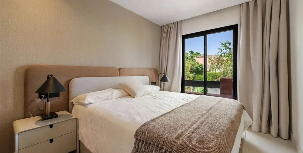 Long-term rent of semi-detached house in The Golden Mile 10