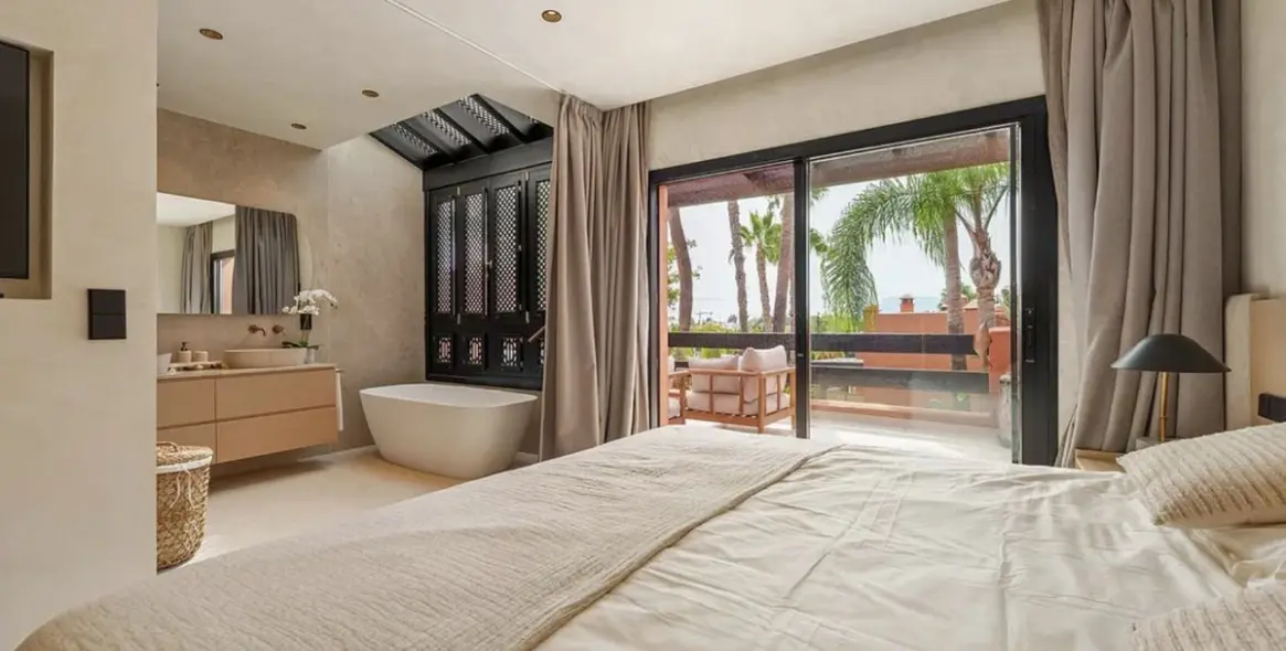 Long-term rent of semi-detached house in The Golden Mile 13
