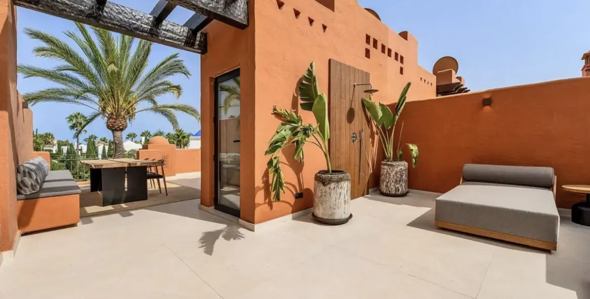 Long-term rent of semi-detached house in The Golden Mile 15