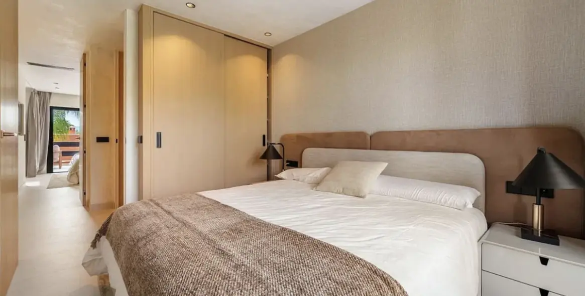 Long-term rent of semi-detached house in The Golden Mile 16