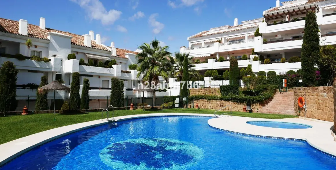 Sale of middle floor apartment in Nueva Andalucía 1