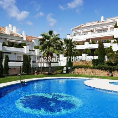 Sale of middle floor apartment in Nueva Andalucía