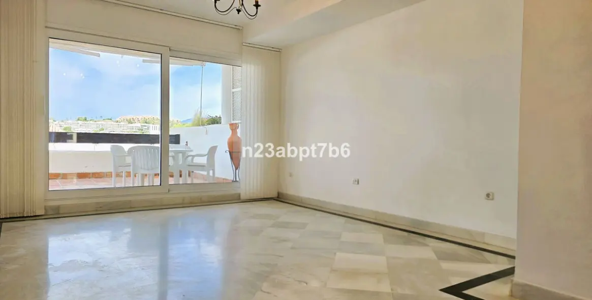 Sale of middle floor apartment in Nueva Andalucía 2