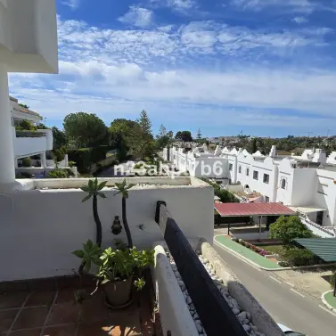 Sale of middle floor apartment in Nueva Andalucía