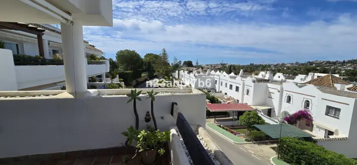 Sale of middle floor apartment in Nueva Andalucía 3
