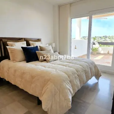 Sale of middle floor apartment in Nueva Andalucía