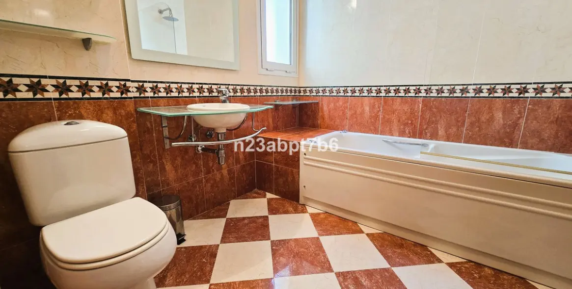 Sale of middle floor apartment in Nueva Andalucía 6