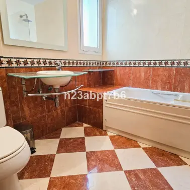 Sale of middle floor apartment in Nueva Andalucía
