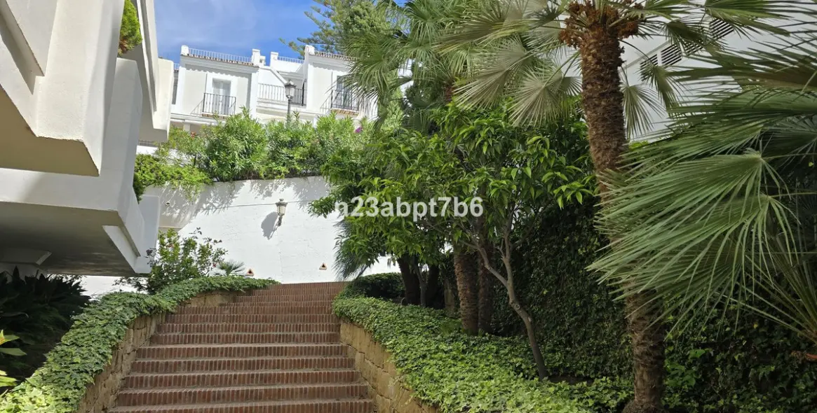 Sale of middle floor apartment in Nueva Andalucía 13