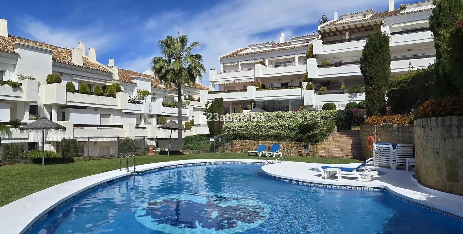 Sale of middle floor apartment in Nueva Andalucía 1