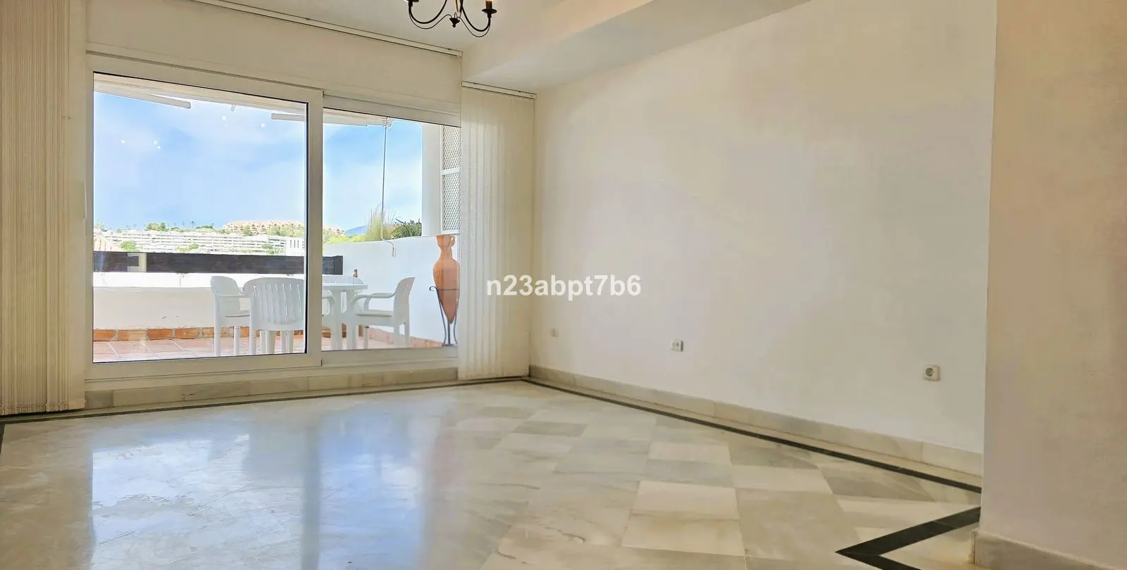 Sale of middle floor apartment in Nueva Andalucía 2
