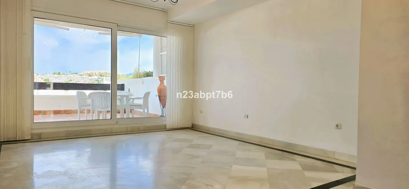 Venta de apartamento en planta media en Nueva Andalucía 1