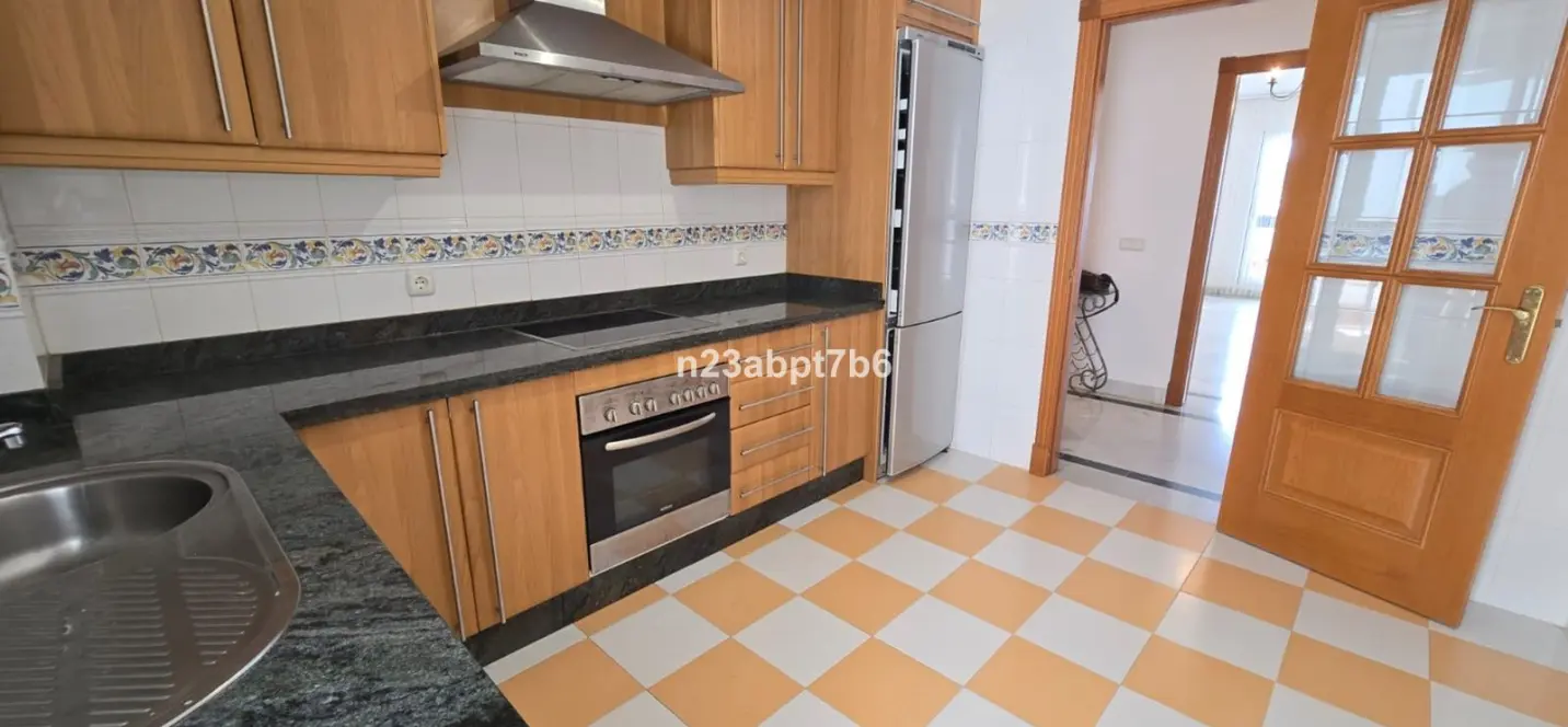 Venta de apartamento en planta media en Nueva Andalucía 2