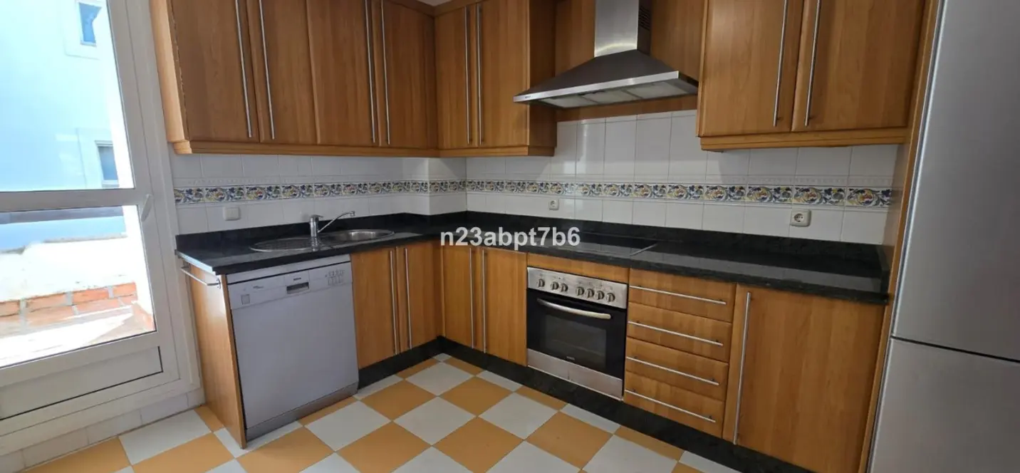 Venta de apartamento en planta media en Nueva Andalucía 3