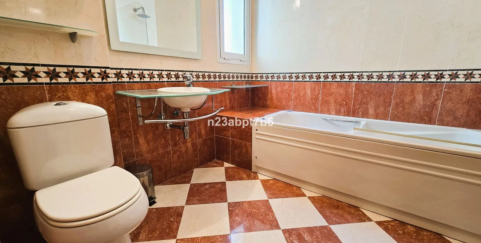 Sale of middle floor apartment in Nueva Andalucía 9