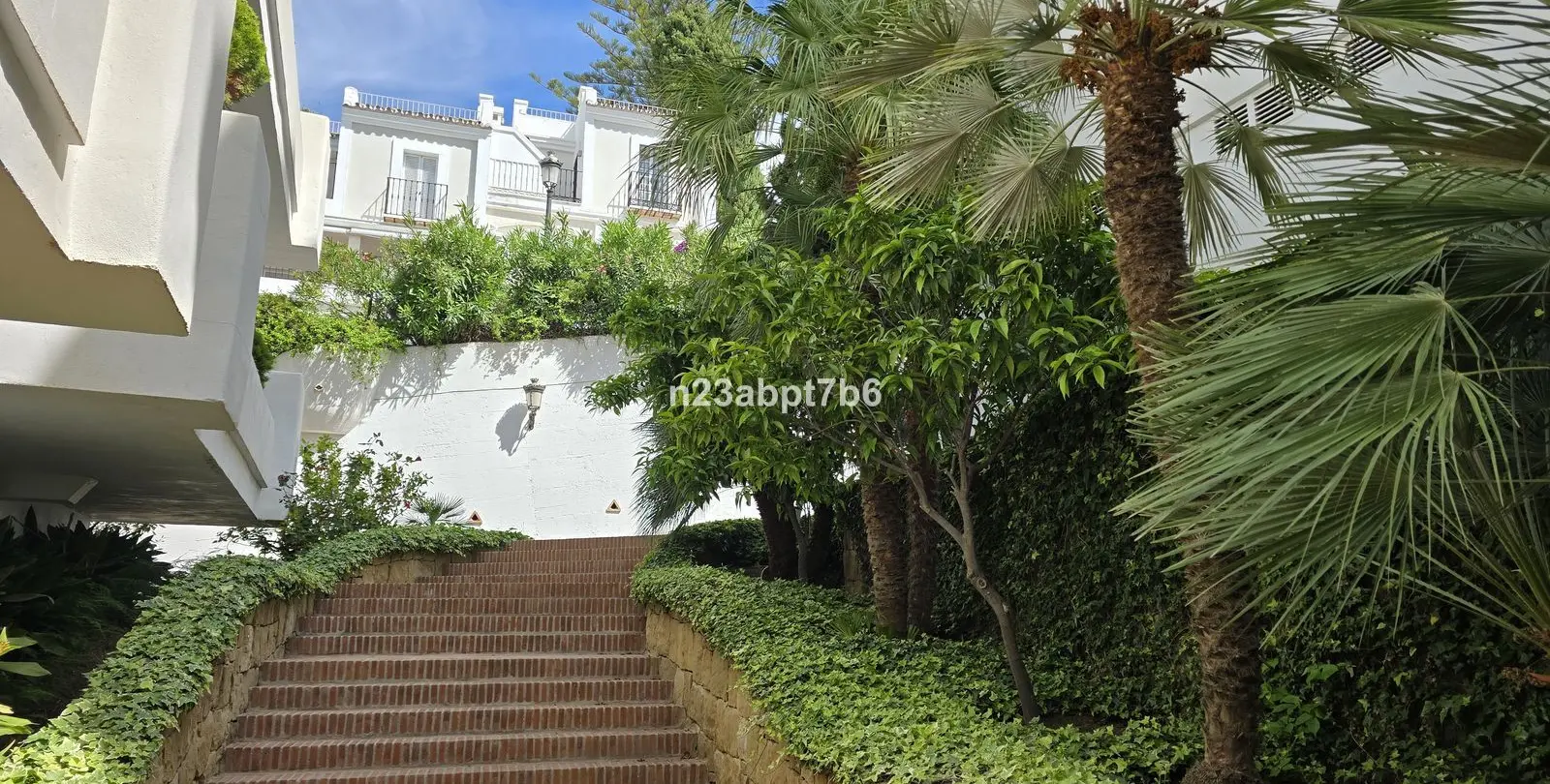 Sale of middle floor apartment in Nueva Andalucía 13