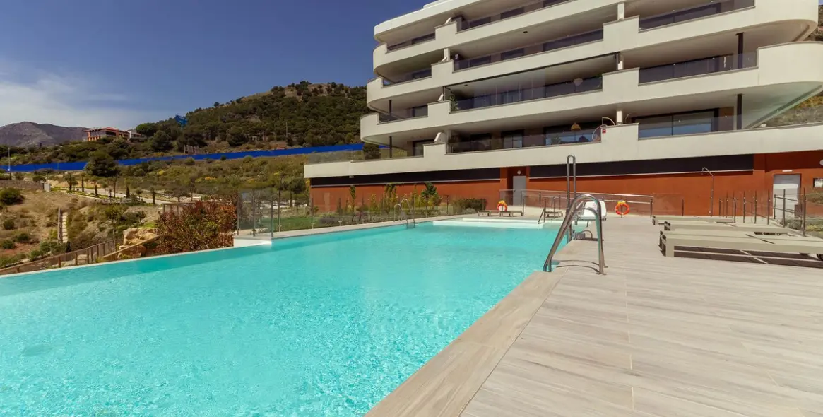 Sale of middle floor apartment in Fuengirola 1
