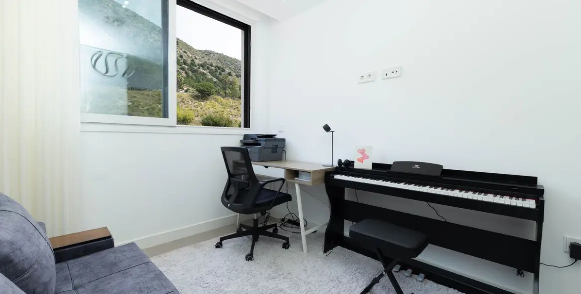 Sale of middle floor apartment in Fuengirola 32