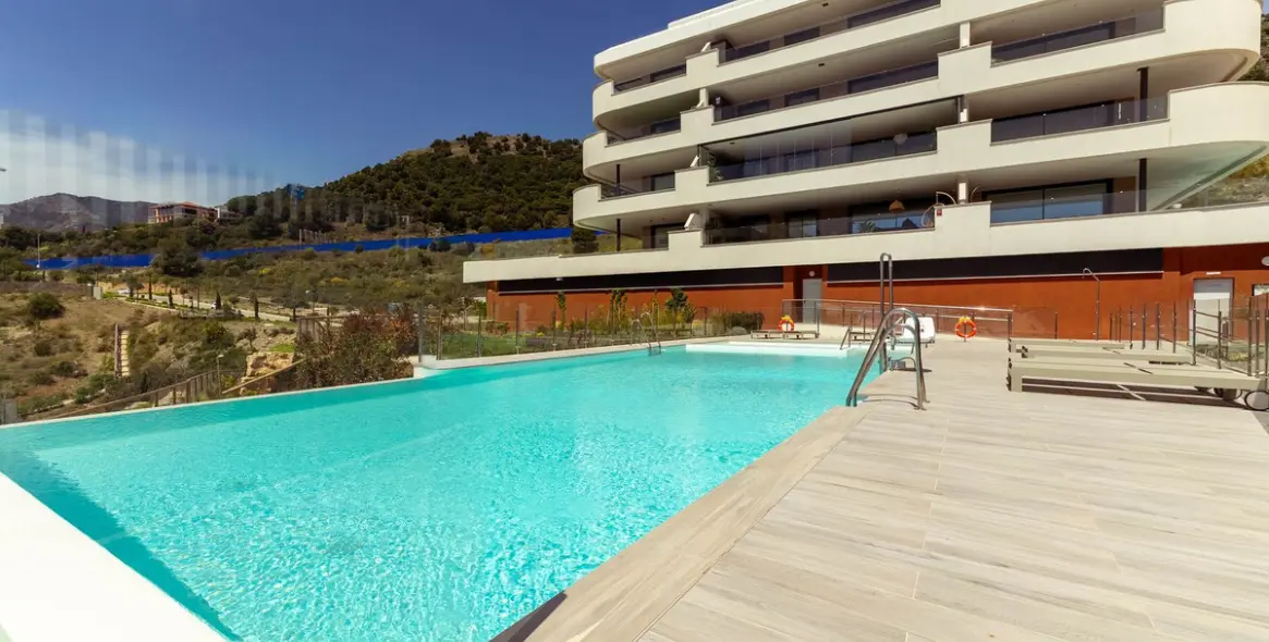 Sale of middle floor apartment in Fuengirola 57